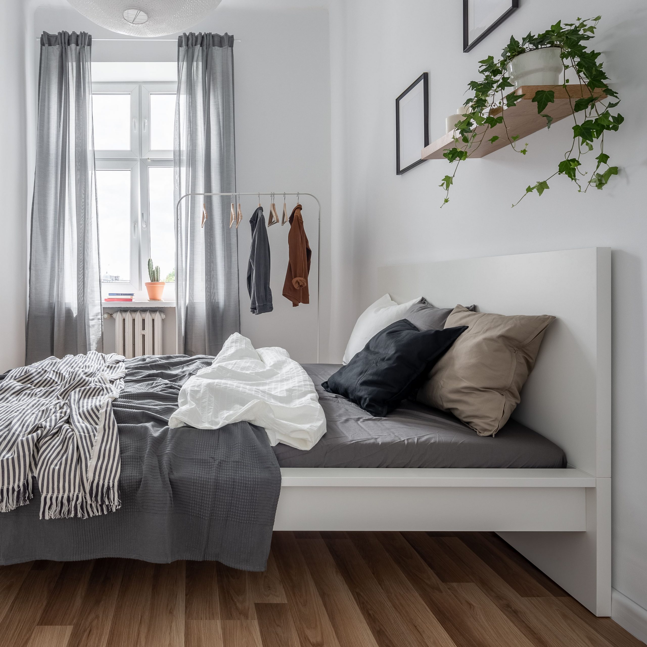 Pose de plaques de placoplâtres phoniques dans une chambre à coucher