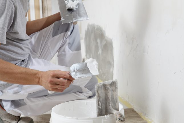 Pose de plâtre dans une maison individuelle