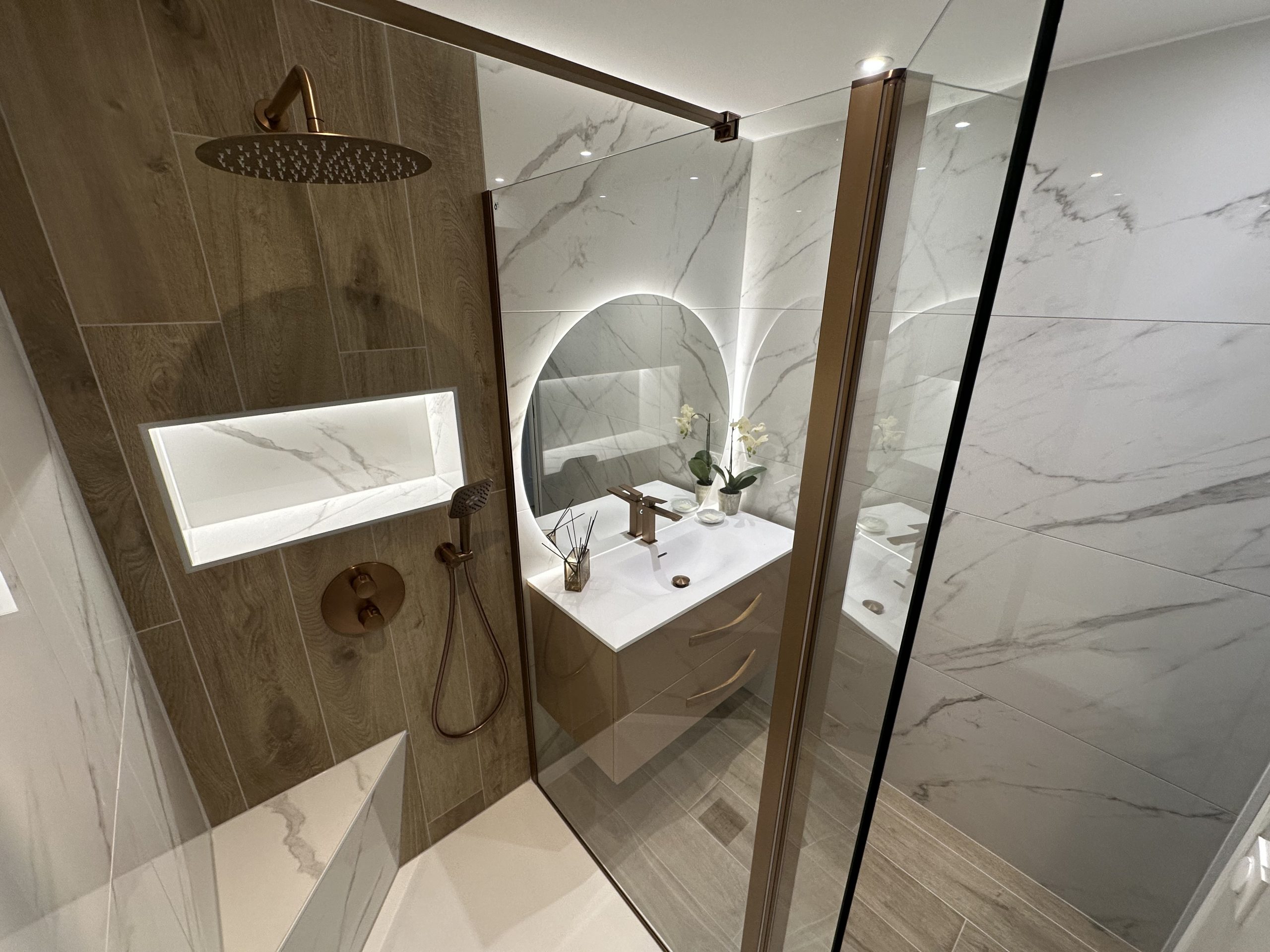 Illustration rénovation salle de bain douche après travaux