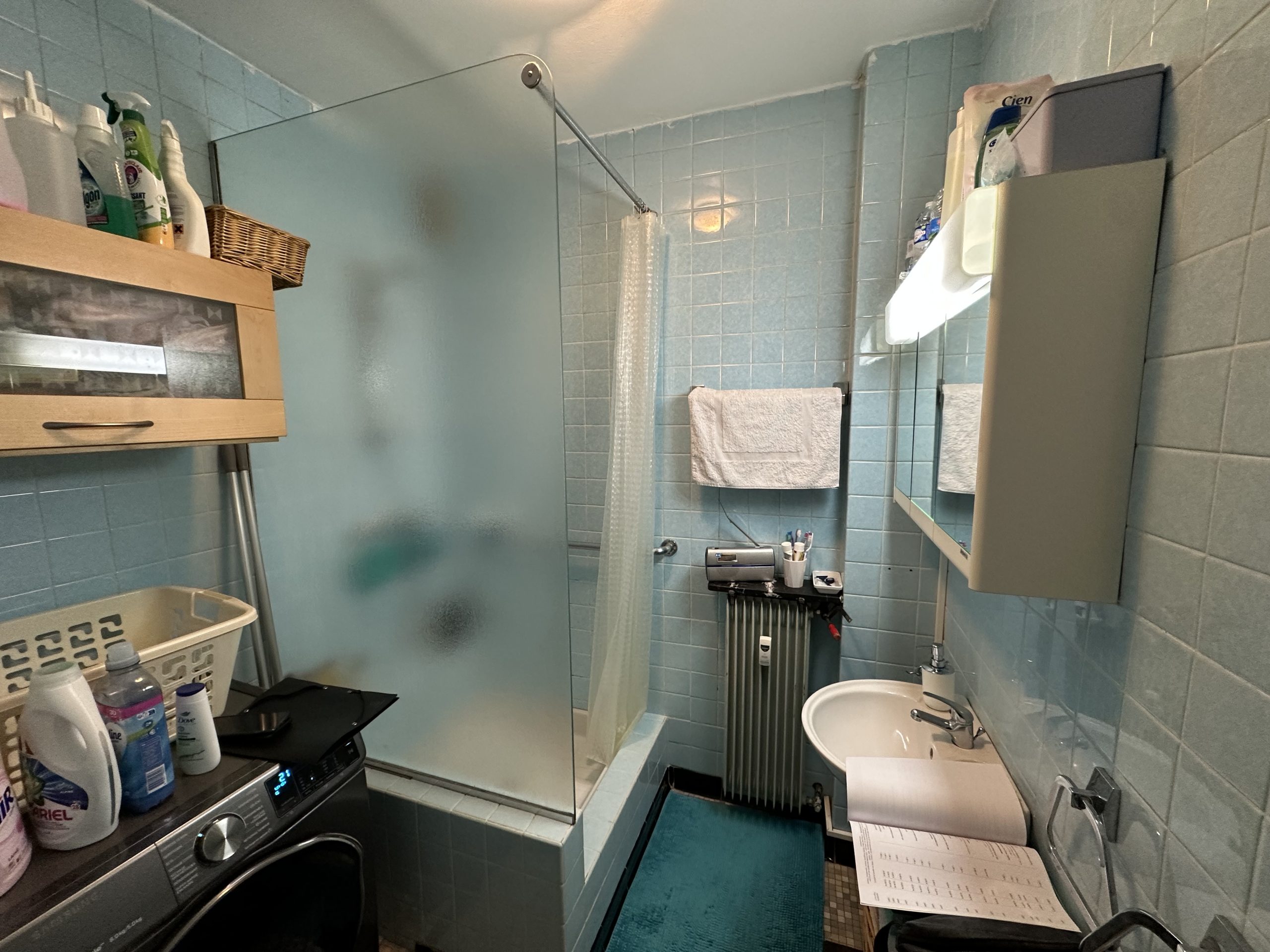 Illustration Salle de bain avant douche lavabo