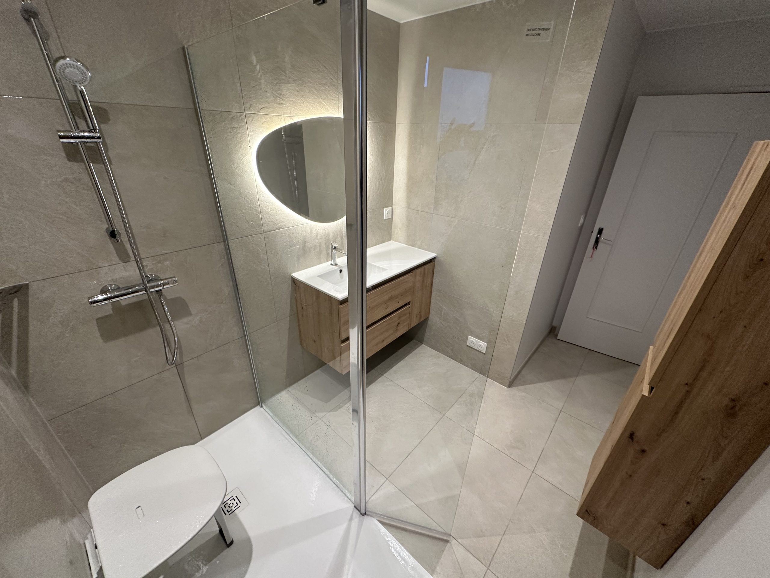 Illustration salle de bain douche paroi de douche