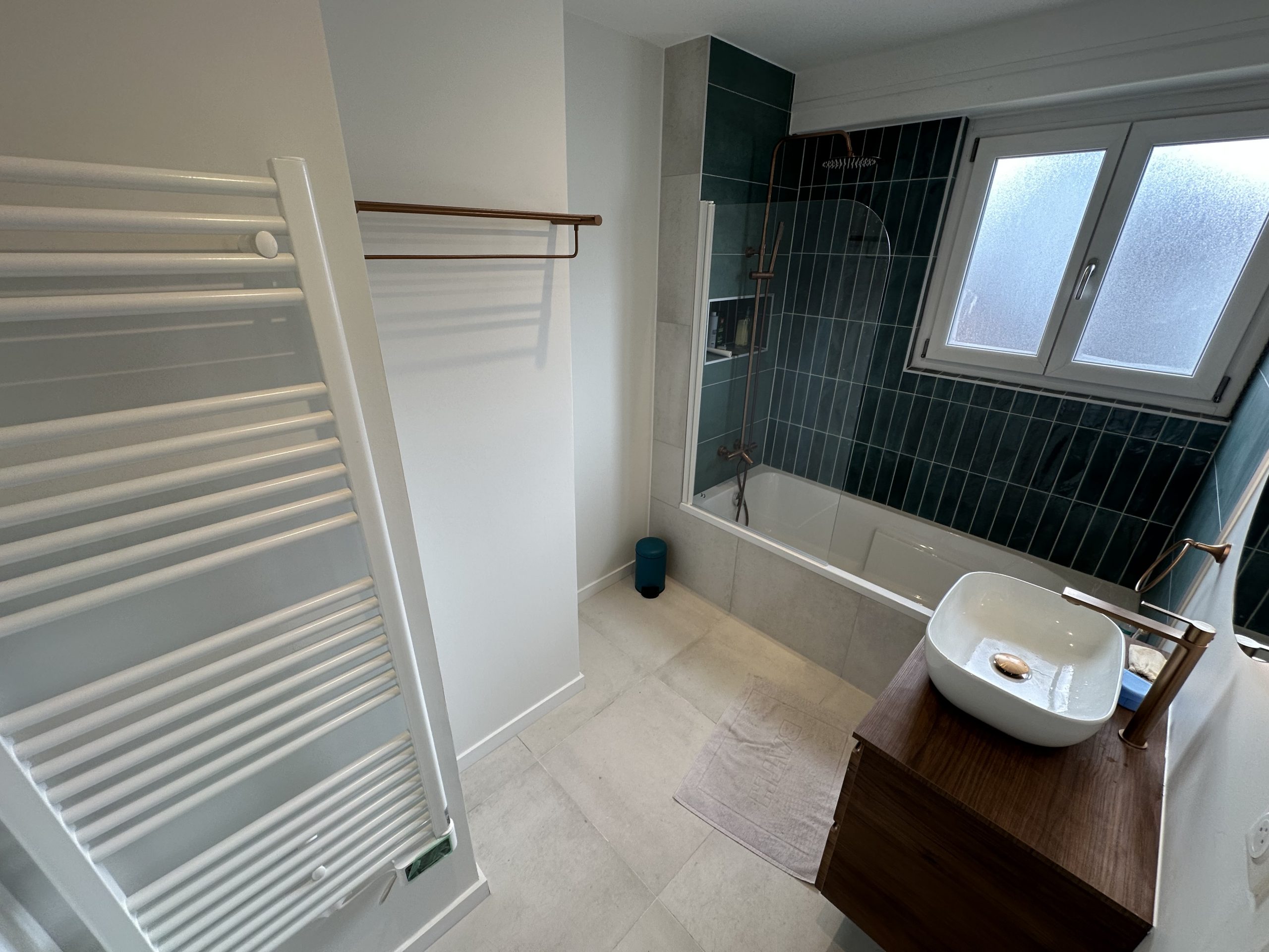 Salle de bain rénovée à Wolfisheim avec baignoire, carrelage vert et robinetterie design