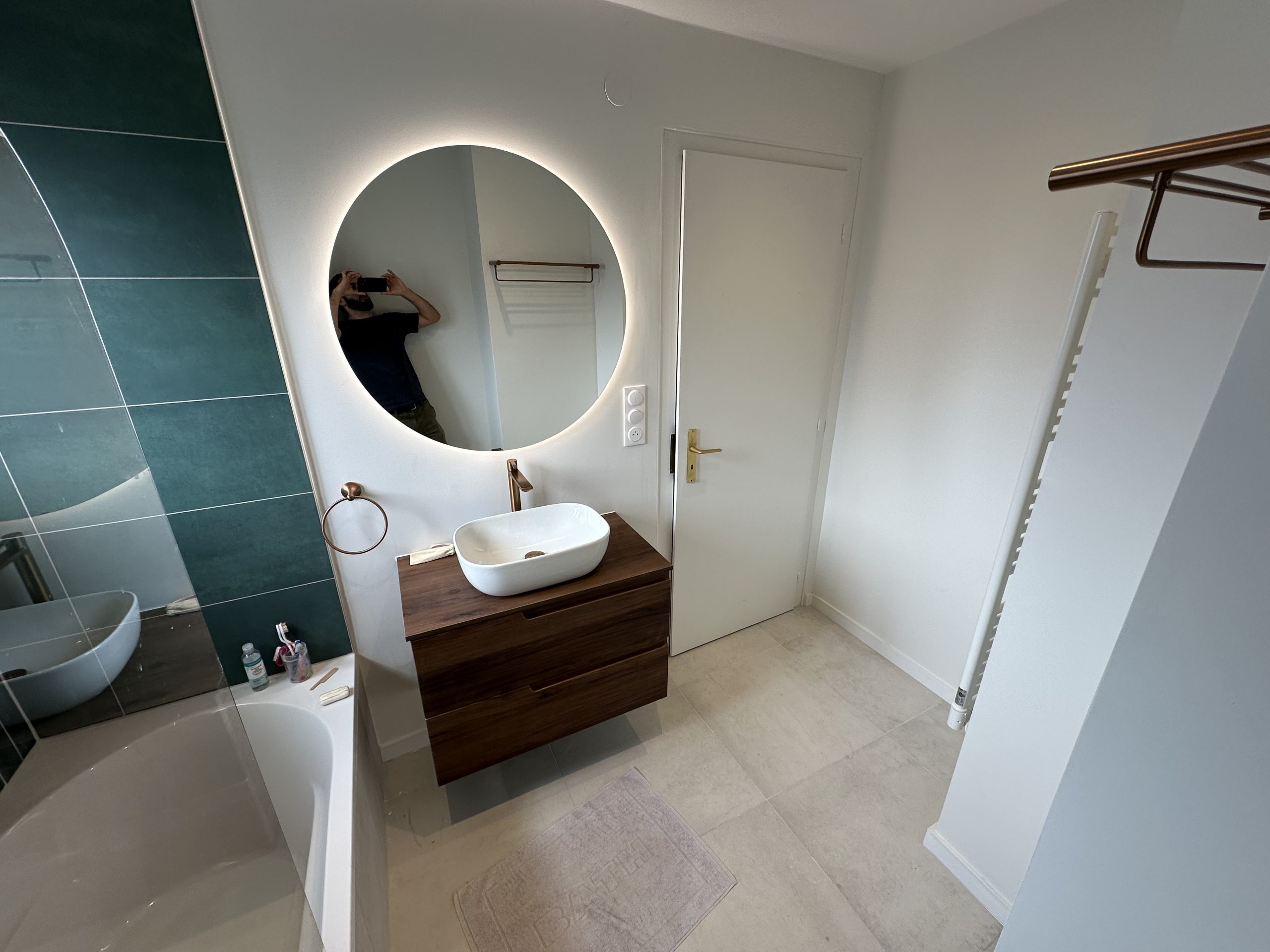 Illustration Rénovation salle de bain moderne à Wolfisheim avec meuble vasque bois et miroir rond lumineux