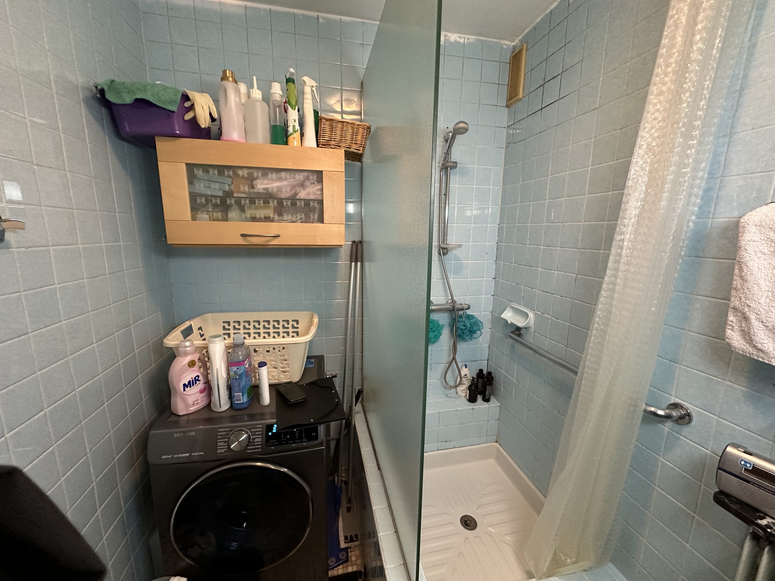 Illustration Salle de bain ancienne – vue avec machine à laver et douche