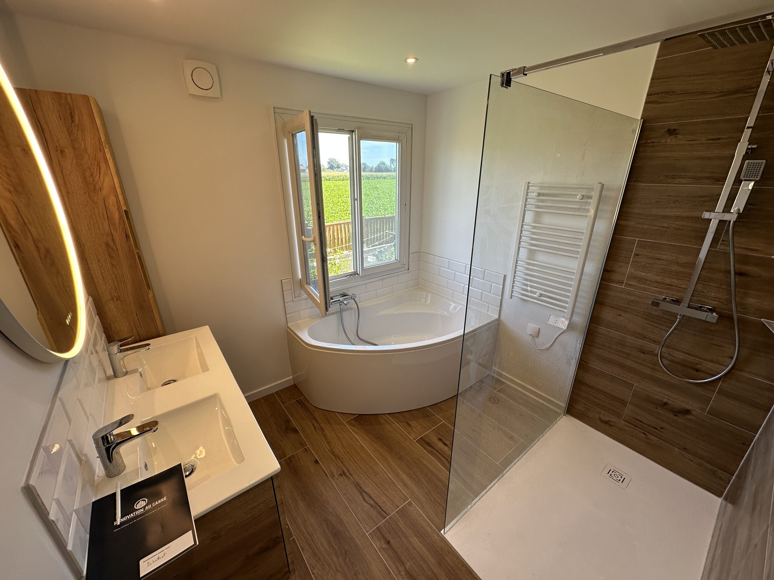 Illustration Rénovation complète de salle de bain moderne avec douche à l’italienne à Benfeld