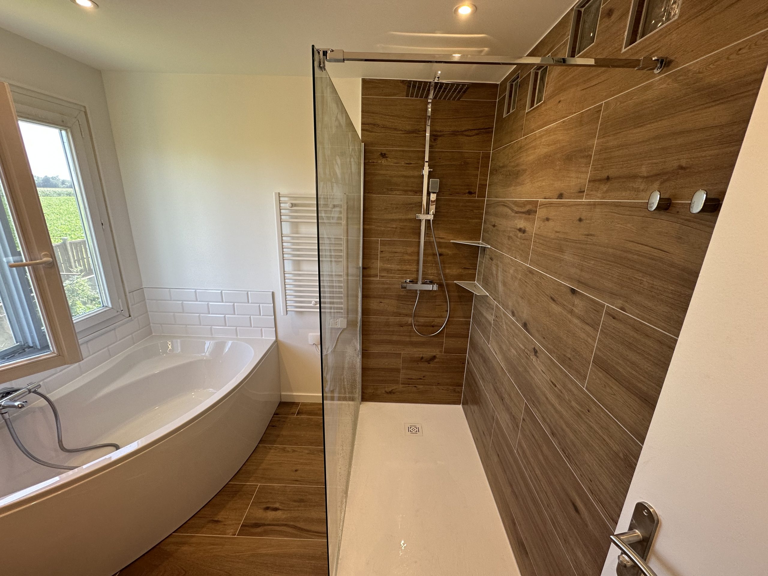 Illustration Rénovation complète de salle de bain moderne avec douche à l’italienne à Benfeld