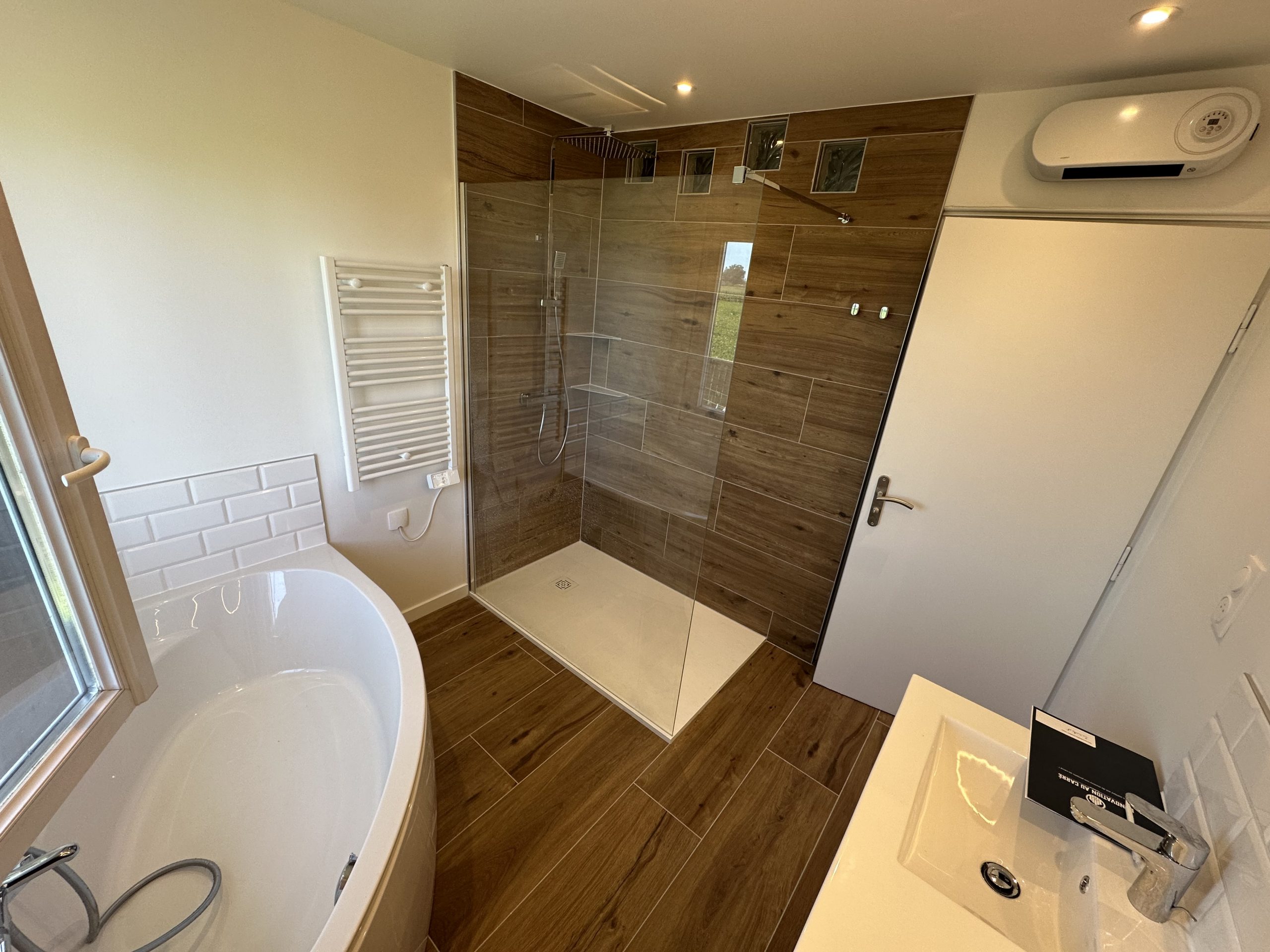 Illustration Rénovation complète de salle de bain moderne avec douche à l’italienne à Benfeld