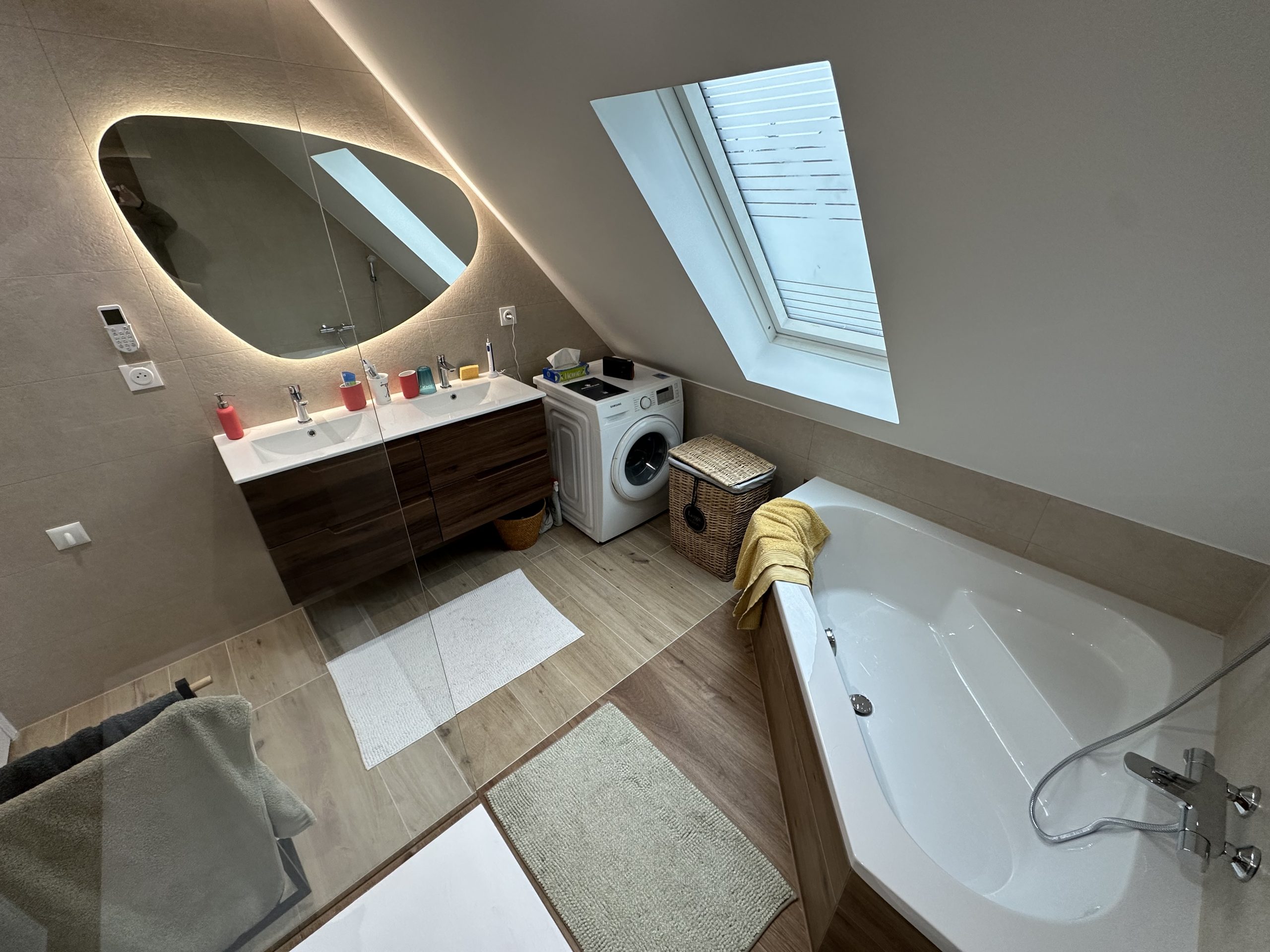 alt="Rénovation salle de bain moderne sous toiture Strasbourg"