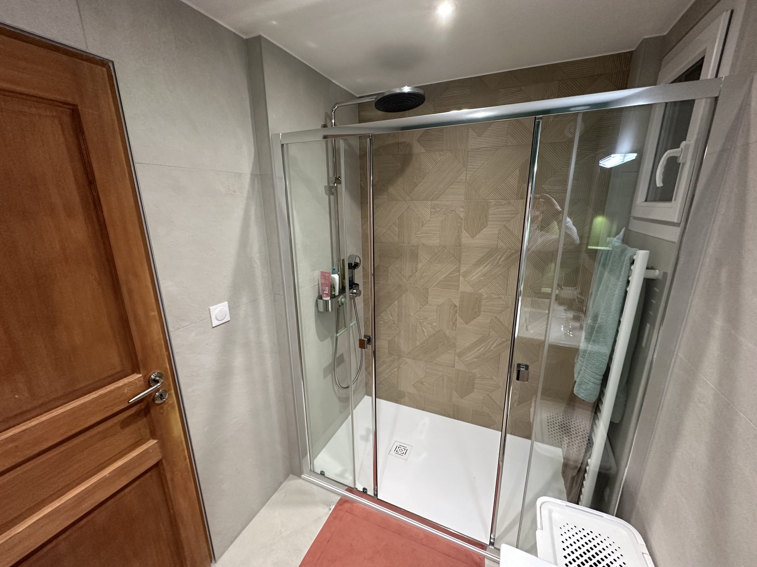 Illustration rénovation salle de bain douche